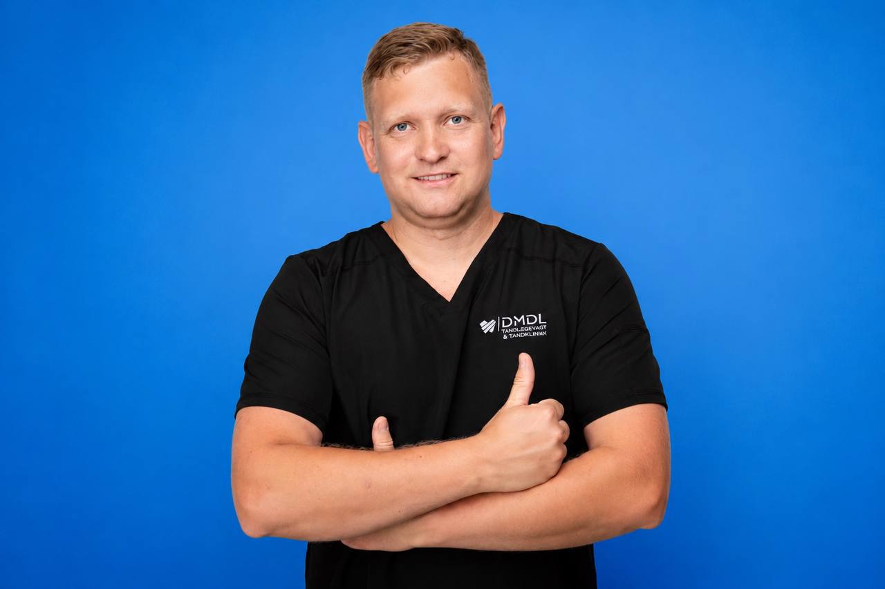 Pasient får behandling for akutt tannverk hos tannlege Dmitrij Chaustovic ved DMDL Tannklinikk.