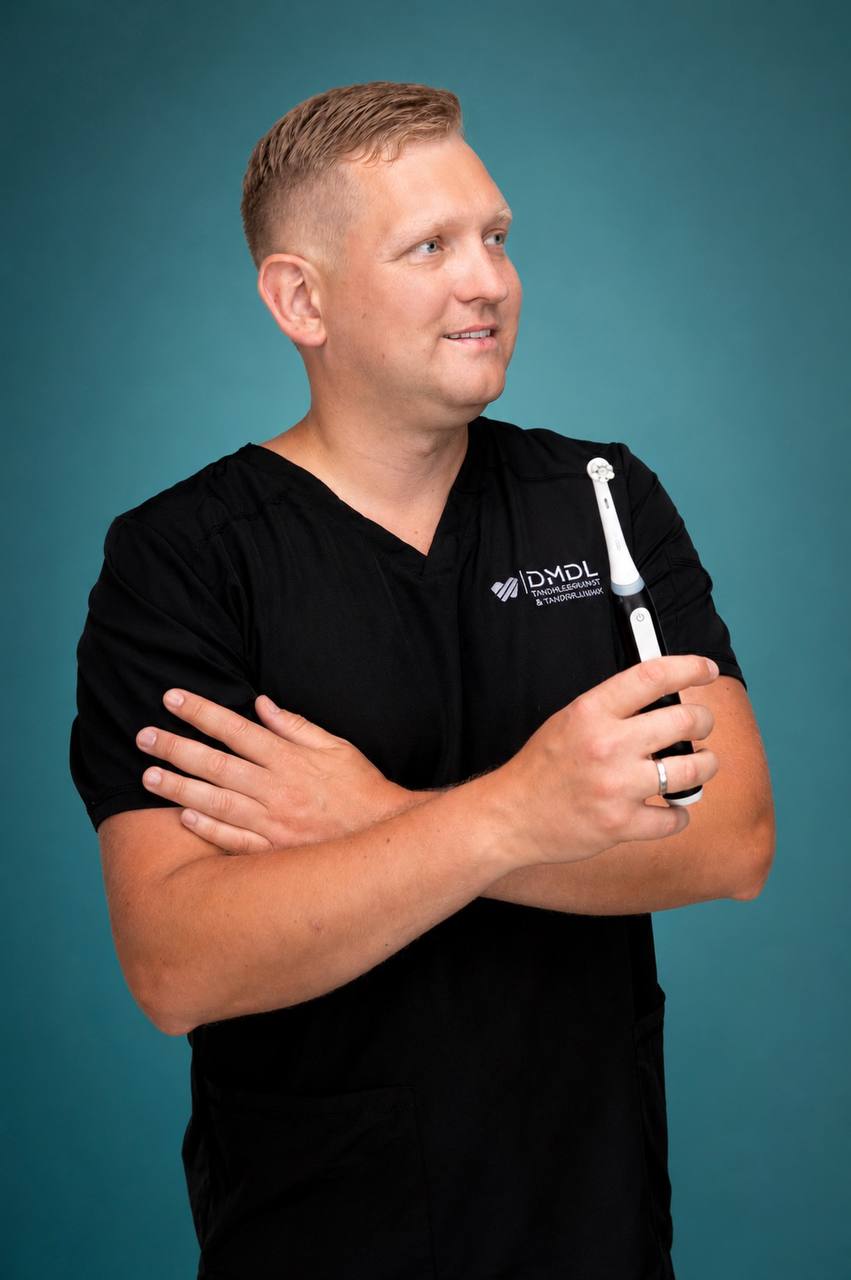 Skallfasetter (veneers) utført av tannlege Dmitrij Chaustovic ved DMDL Tannklinikk.
