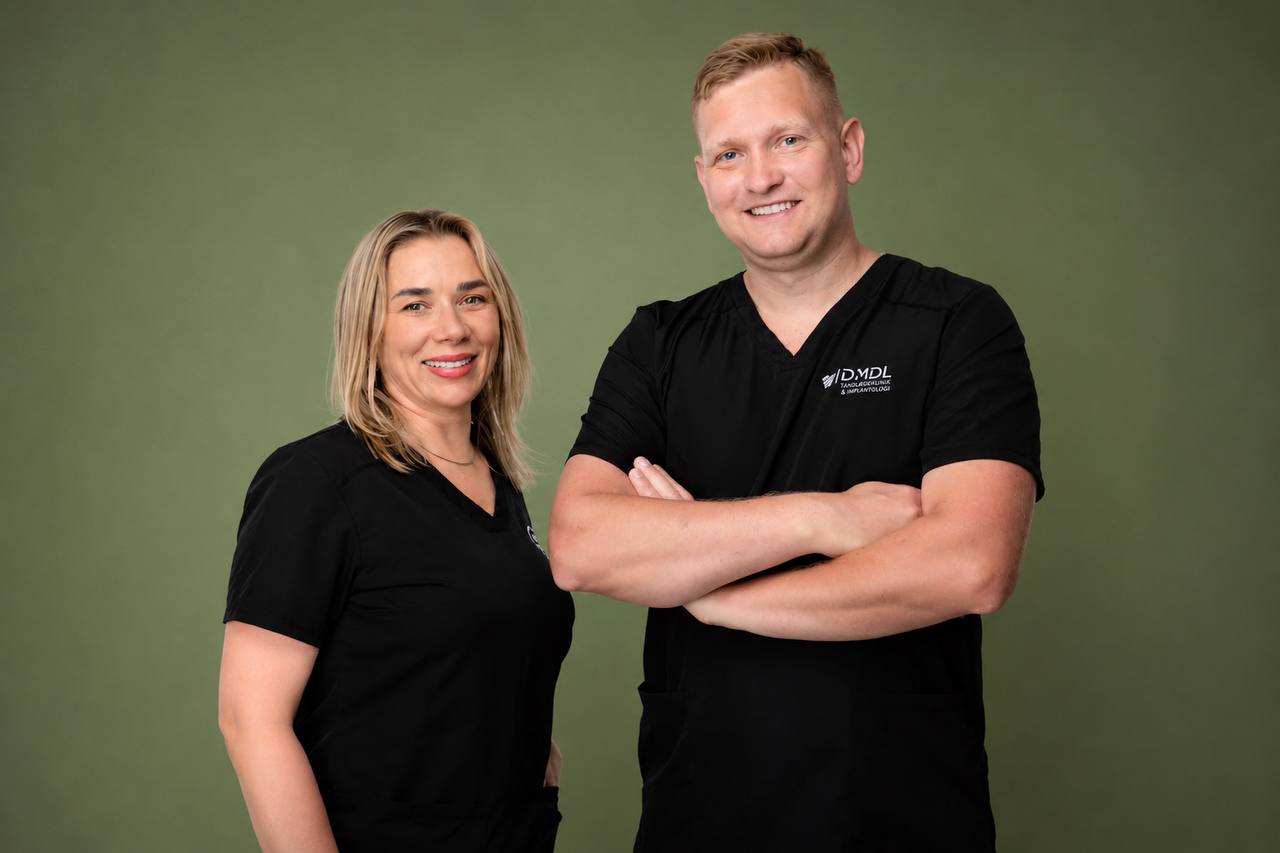 Tannlege Dmitrij Chaustovic behandler en pasient ved DMDL Tannklinikk i Kristiansand.
