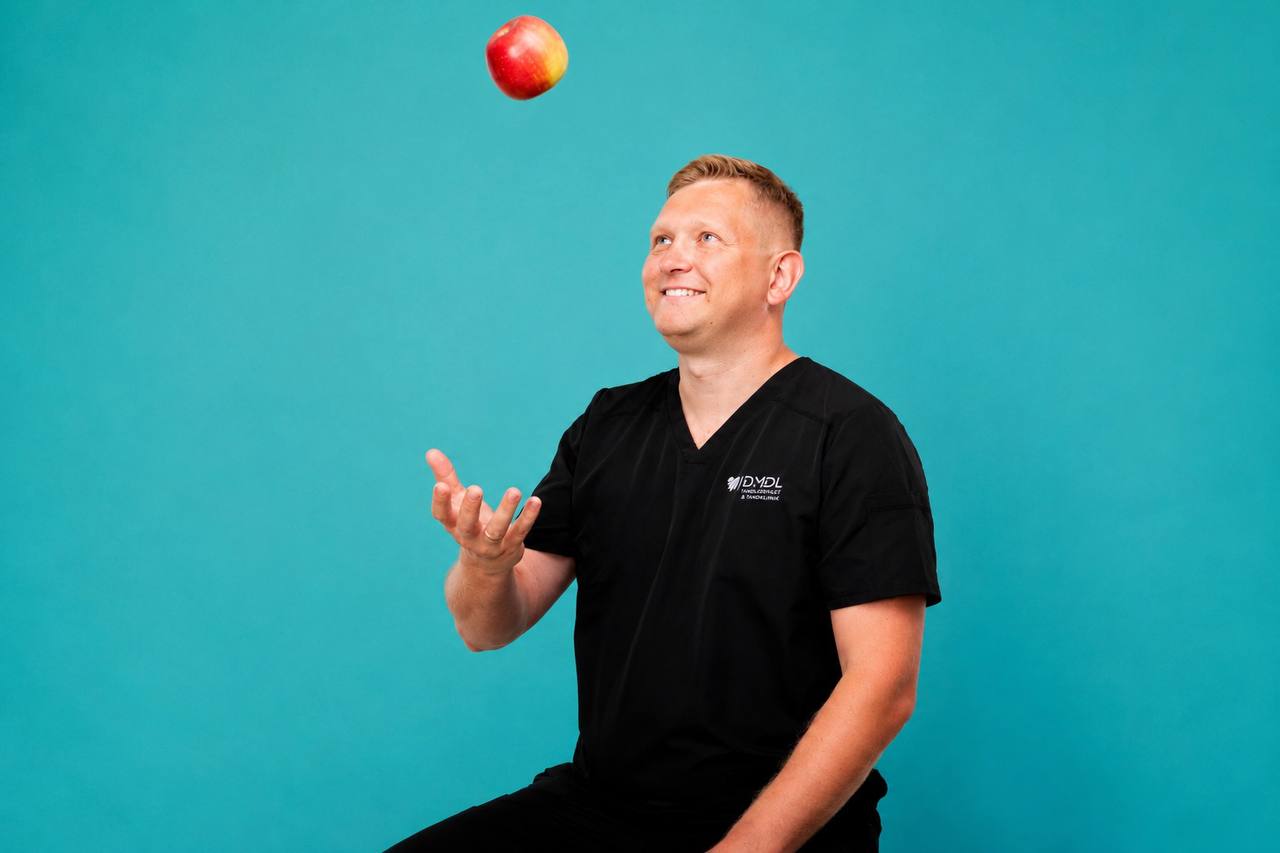 Tannlege Dmitrij Chaustovic utfører rotfylling ved DMDL Tannklinikk i Kristiansand.
