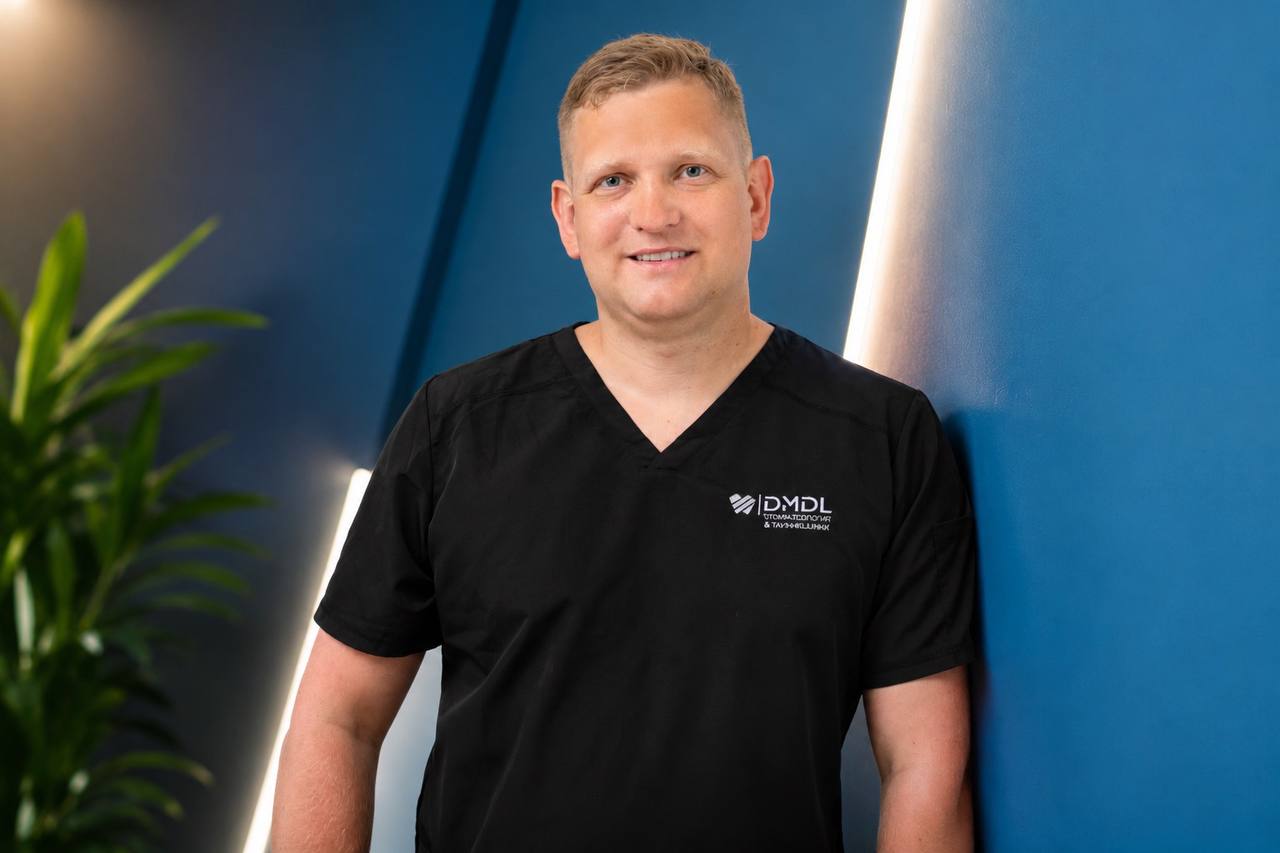 Student hos tannlege Dmitrij Chaustovic ved DMDL Dental Clinic i Kristiansand